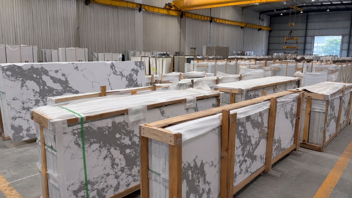 Export packing of Bulgary Vein White Artificial Marble slabs in wooden bundles
