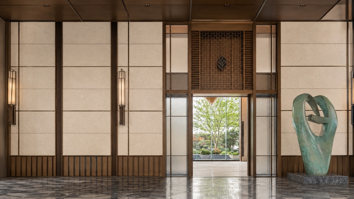 cotswold-cream-limestone-exterior-wall-panel-detail Cotswold Cream Limestone exterior wall panels with clean joints and warm architectural texture