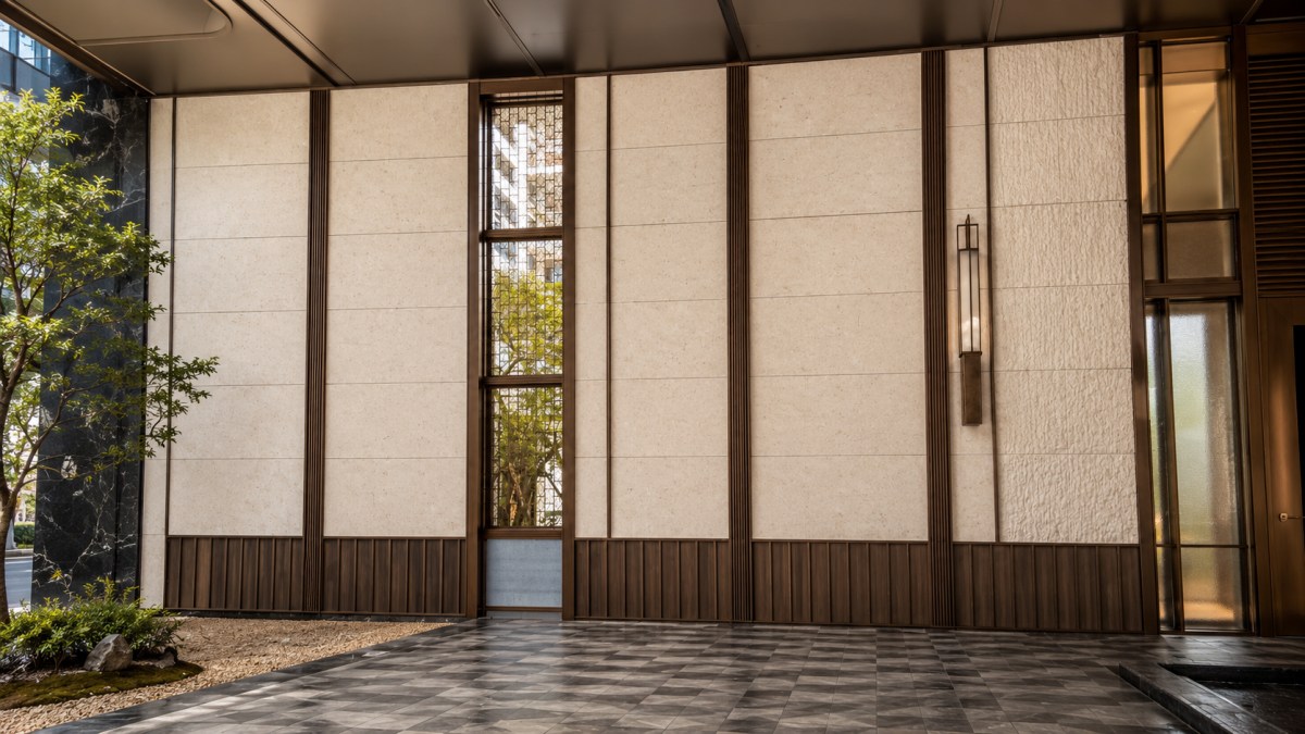 cotswold-cream-limestone-textured-feature-wall-courtyard Textured Cotswold Cream Limestone feature wall used beside a landscaped courtyard area