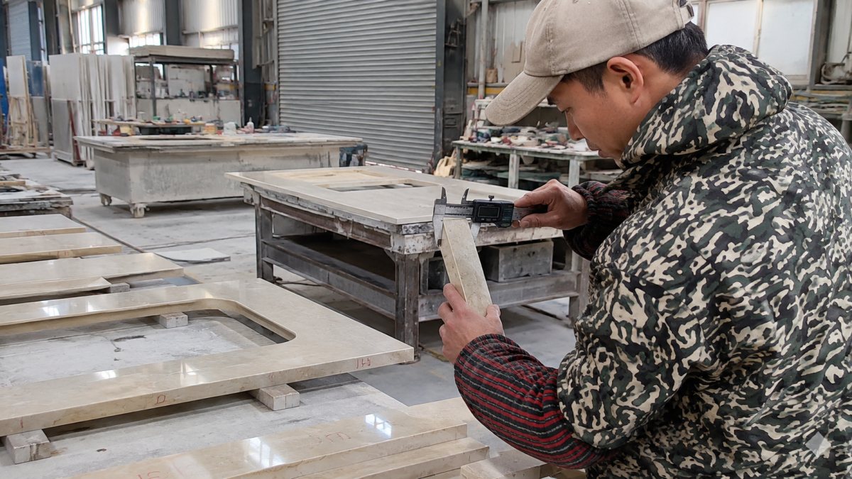 hotel-stone-quality-control-before-packing Stone quality control checking thickness edges surface and fabrication before hotel project packing